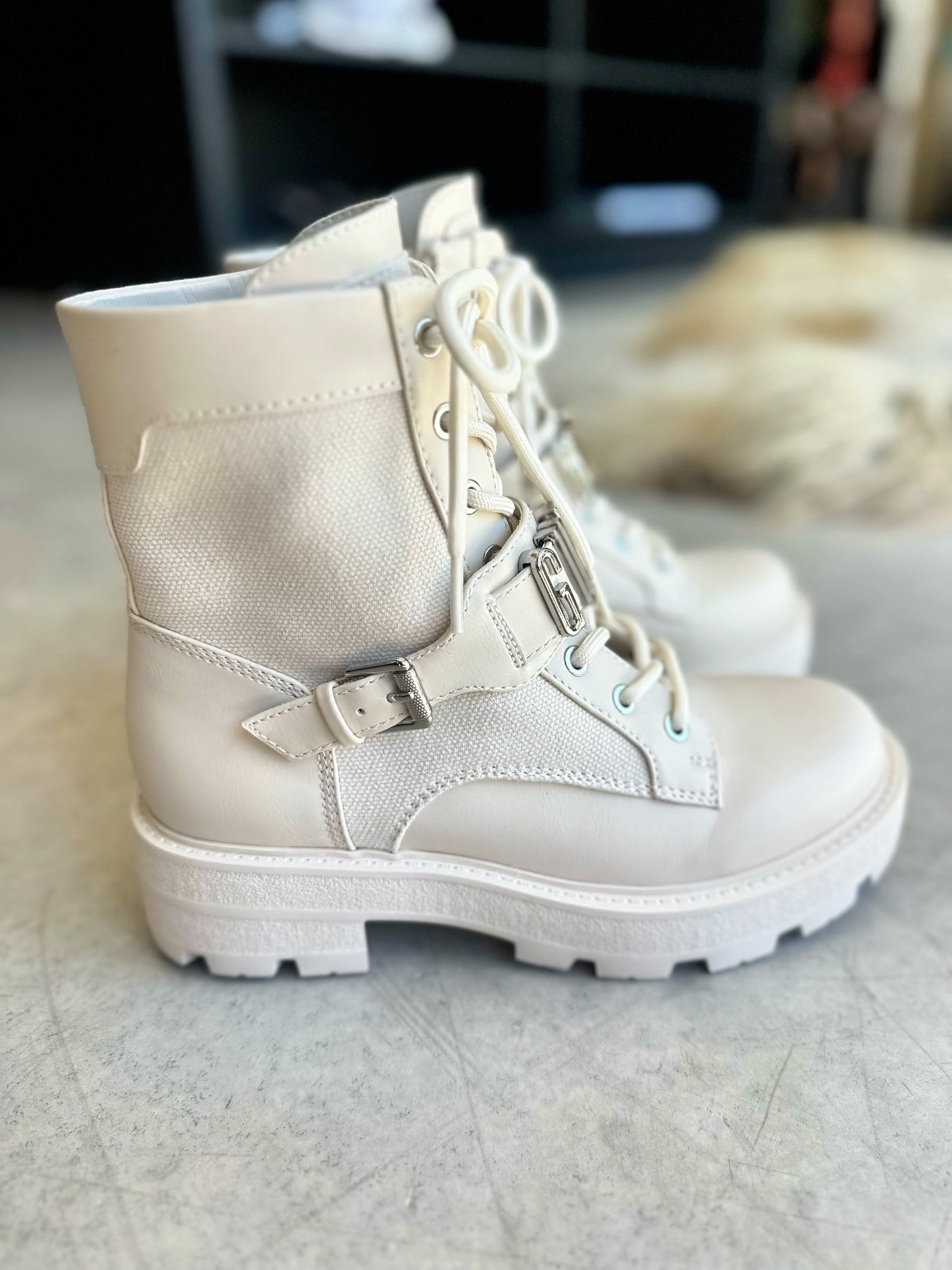 Guess boots Ivory