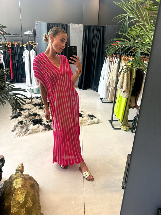 SIZE & FIT

One size fits all
Model is 168cm and wearing size TU
DETAILS 

Colour pink