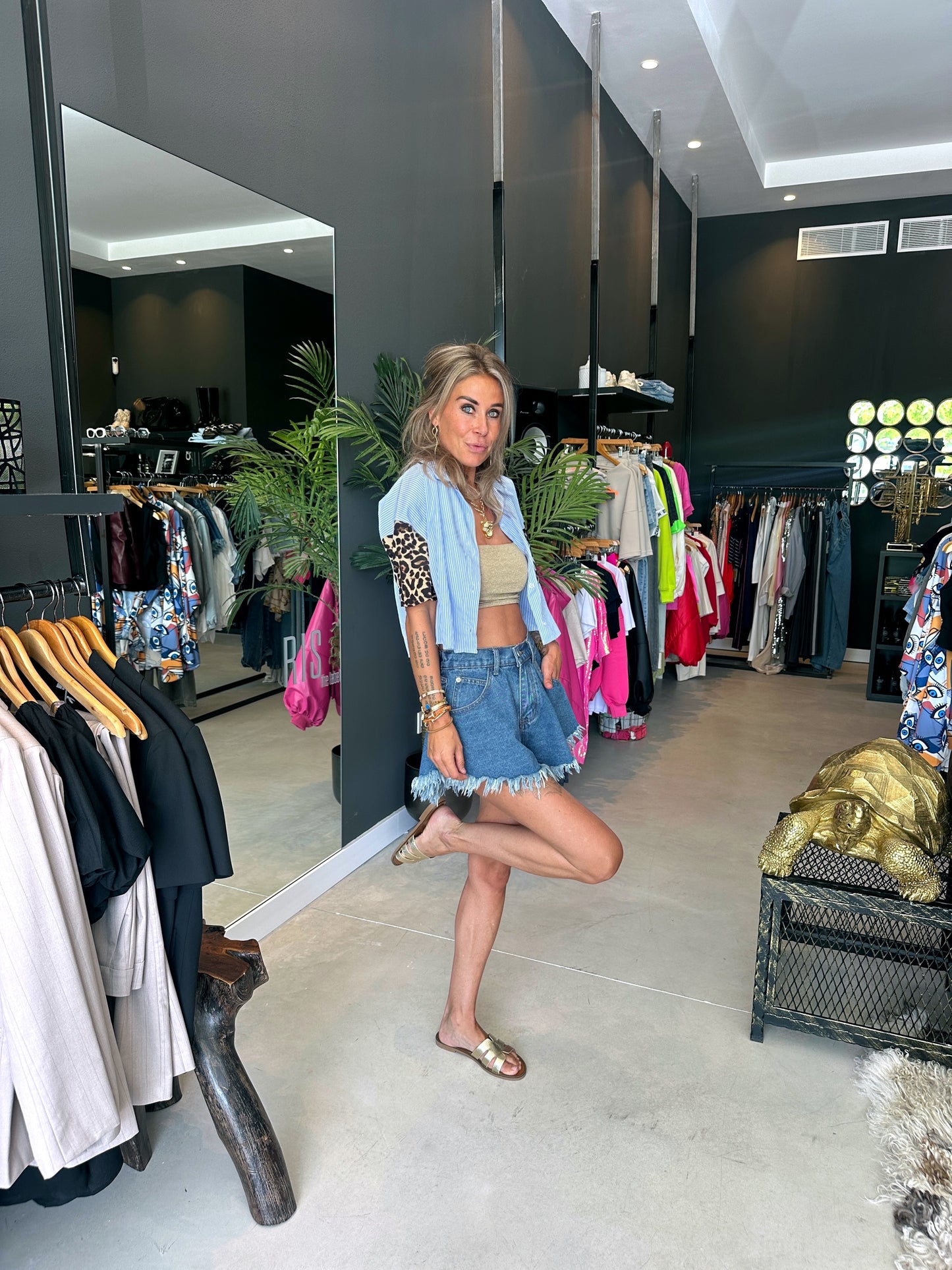 Virgnie short shirt with leopard pockets