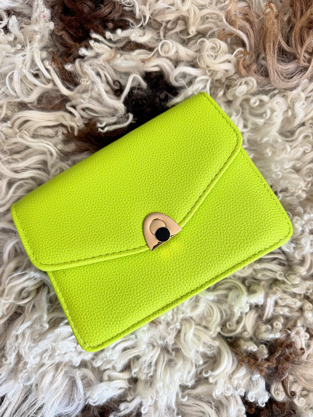 SMALL FLUO WITH EXTRA CHAIN TO WEAR AROUND THE BODY